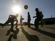 Finale Ligure, una turista dichiara guerra ai bimbi che giocano a pallone in piazza:”Situazione incresciosa”