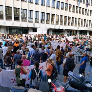 Domiciliari al presidente Toti, il gruppo "Fermiamo il mostro": "Ha sempre privilegiato i poteri forti rispetto ai cittadini"