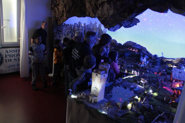 Savona, grande affluenza di bambini in visita scolastica al "Presepe  in riva al mare" di Assonautica
