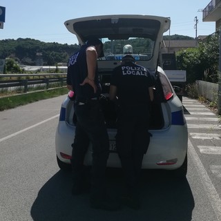 Inseguimento a Carcare, automobilista cerca di seminare la polizia locale: fermato
