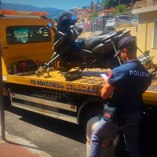 Alassio, in scooter ad alta velocità con la revisione scaduta, senza assicurazione e con a carico un fermo amministrativo: 30enne sanzionato per 2500 euro