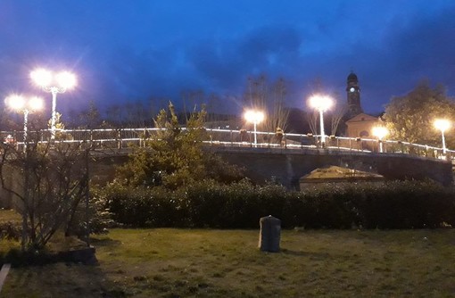 Carcare accende il Natale: illuminato a festa il Ponte Antico (FOTO)