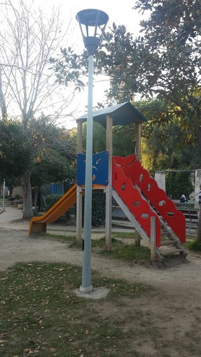 L'amministrazione comunale di Albenga per Natale regala parco giochi più sicuri per tutti i bambini