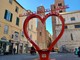 Albenga, nel centro storico arriva la Panchina dell'Amore, punto selfie per i turisti