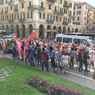 “Aprite i porti”: presidio in piazza Mameli a Savona per dire no alla decisione del ministro Salvini (FOTO e VIDEO)
