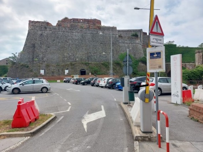Savona, parcheggio sotto al Priamar: stop alla sosta gratuita, tornerà a funzionare la sbarra Savona, parcheggio sotto al Priamar: stop alla sosta gratuita, tornerà a funzionare la sbarra
