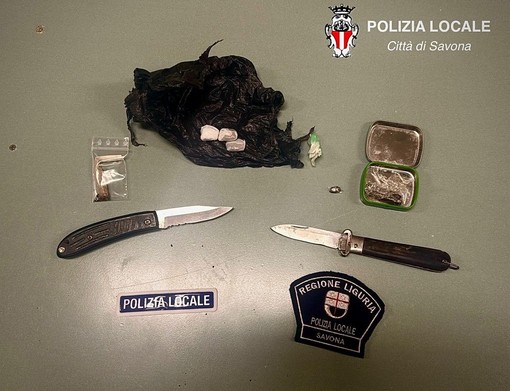 Savona, alle Trincee con due coltelli a serramanico: denunciato dalla polizia locale Savona, alle Trincee con due coltelli a serramanico: denunciato dalla polizia locale