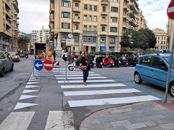 Savona, lavori per la nuova segnaletica, in piazza Marconi cambia la viabilità Savona, lavori per la nuova segnaletica, in piazza Marconi cambia la viabilità