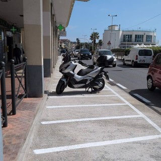 Albissola, completati i parcheggi per le moto sull'Aurelia in Corso Bigliati