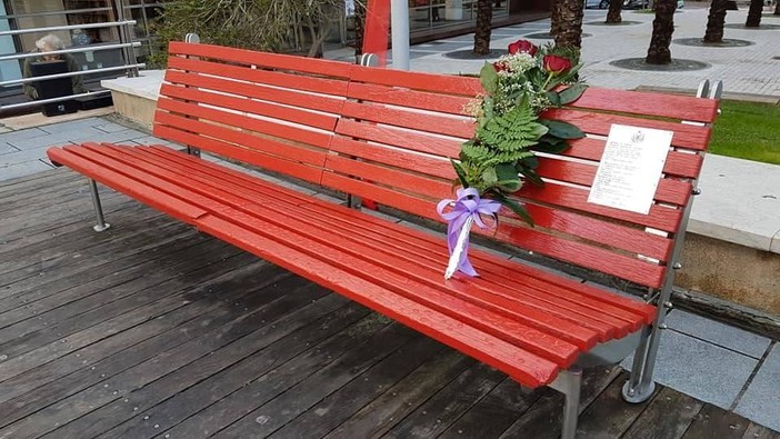 Loano, inaugurata la Panchina Rossa contro la violenza sulle donne (FOTO)