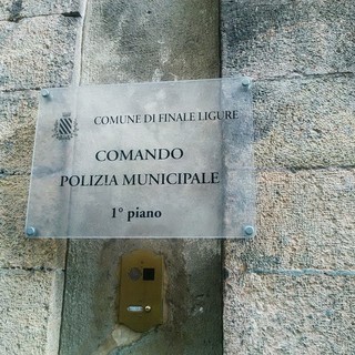 Finale, weekend di Ferragosto impegnativo per la Polizia locale tra movida e spiagge