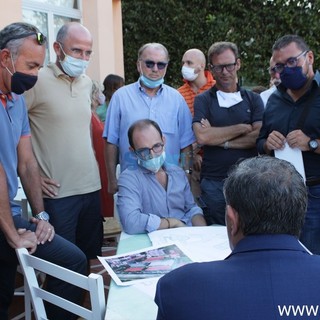 Finale, presentato il primo lotto di lavori per il nuovo Tennis Club. Guzzi: "Entro fine anno avvieremo il cantiere" (FOTO e VIDEO) Finale, presentato il primo lotto di lavori per il nuovo Tennis Club. Guzzi: "Entro fine anno avvieremo il cantiere" (FOTO e VIDEO)