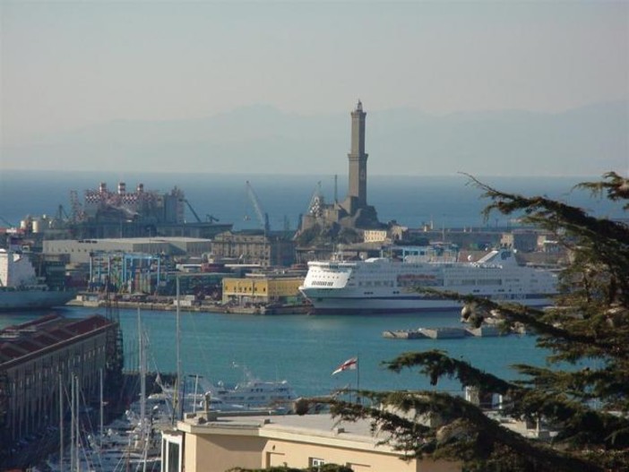 Dal mare arriva l'agricoltura ligure: una grande arca carica di ortaggi al porto di Genova