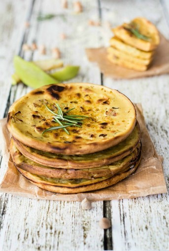 La videoricetta: fare i pancakes cece-mela La videoricetta: fare i pancakes cece-mela