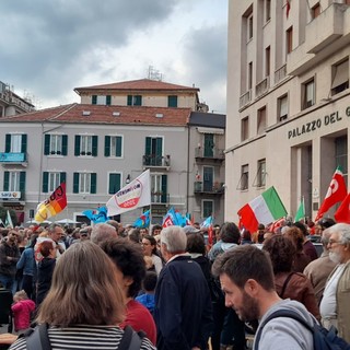 Savona, presidio contro Ddl Sicurezza, Pasa : " Allo slogan 'Dio, patria e manganelli' rispondiamo con la mobilitazione" Savona, presidio contro Ddl Sicurezza, Pasa : " Allo slogan 'Dio, patria e manganelli' rispondiamo con la mobilitazione"