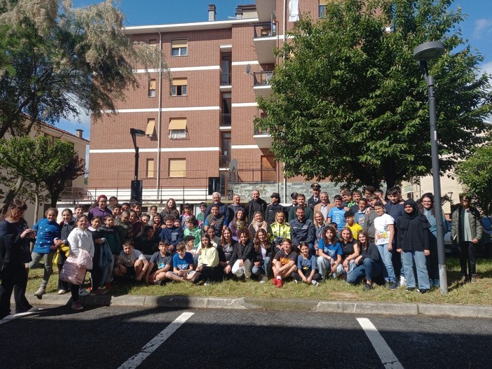 Cengio inaugura la panchina gialla contro il bullismo e cyberbullismo Cengio inaugura la panchina gialla contro il bullismo e cyberbullismo