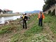 Albenga, gli extracomunitari in prima linea per pulire il fiume Centa