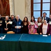 Savona, il sindaco Russo premia il cast del film savonese "Le smodellate"