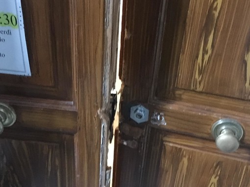 Raid di ladri in via Vegerio a Savona. Si arrampicano dalla grondaia ed entrano in due uffici