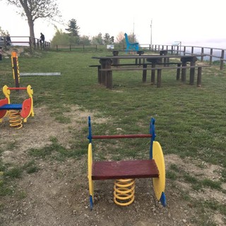 Roccavignale pensa ai bambini: installati i nuovi giochi