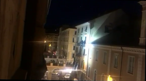 Savona, lamiere pericolanti in via Manzoni: intervento dei vigili del fuoco (VIDEO)