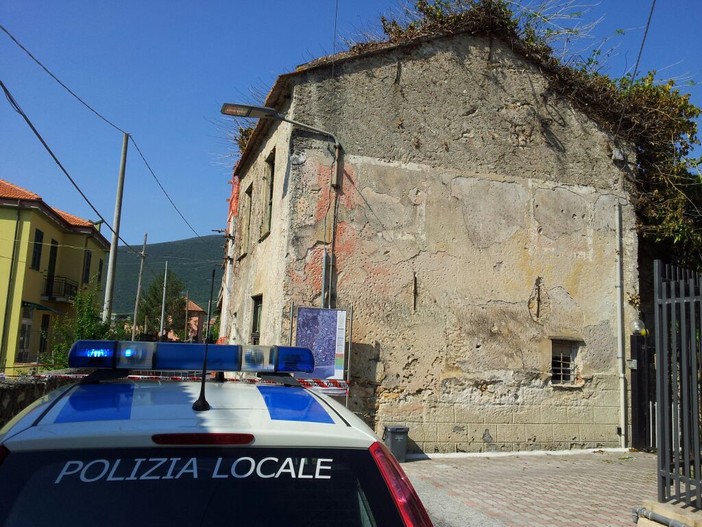 Loano, prosegue la messa in sicurezza dell'edificio pericolante in via dei Prigliani