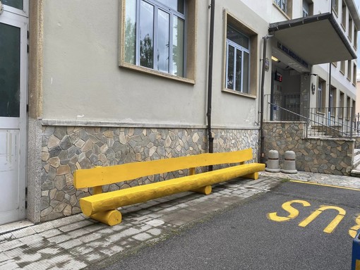 Bullismo e cyberbullismo, Millesimo dice "No": inaugurata una panchina gialla in piazza della Libertà