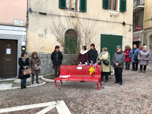 Altare: inaugurata oggi la "panchina rossa" contro la violenza sulle donne