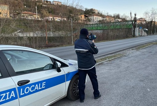 Carcare, automobilista fa il dito medio alla polizia locale e sbanda: sanzionato Carcare, automobilista fa il dito medio alla polizia locale e sbanda: sanzionato