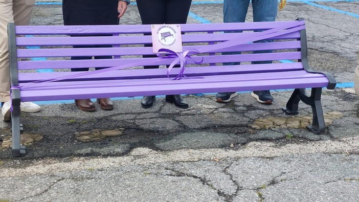 Albisola, inaugurata la panchina viola per la fibromialgia sul Lungomare Montale (FOTO)