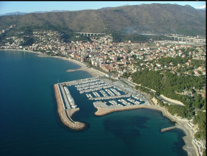 Andora, scoppia una bombola in un'imbarcazione: intervento dei vigili del fuoco