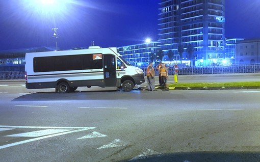 Savona, pulmino Tpl perde il controllo e colpisce lo spartitraffico della rotonda di fronte alla Torretta