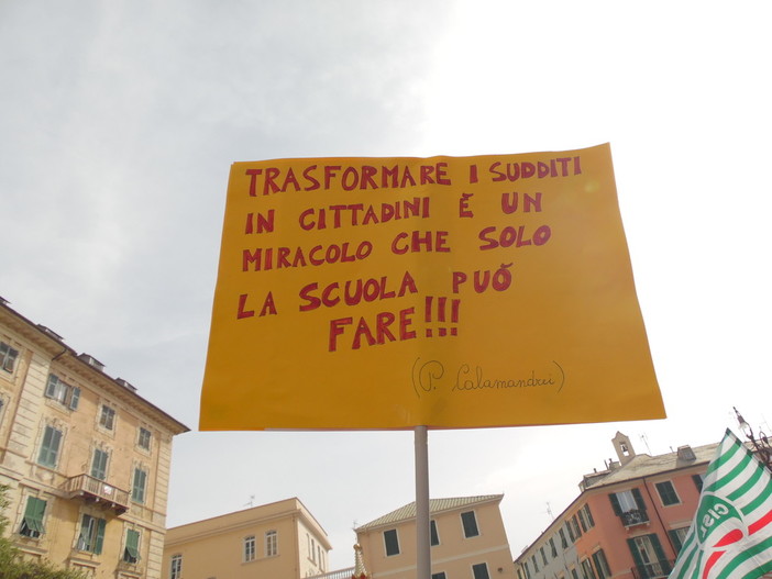 La vera scuola scende in piazza: a Savona studenti e insegnanti contro la riforma del Governo Renzi La vera scuola scende in piazza: a Savona studenti e insegnanti contro la riforma del Governo Renzi