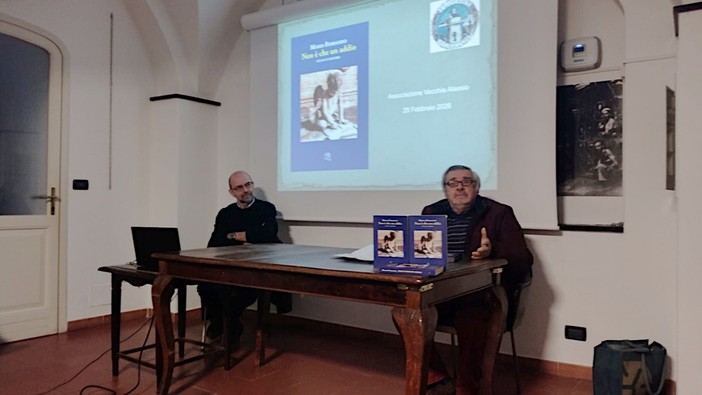 Alassio, presentato il libro "Non è che un addio" che dà voce ai defunti attraverso le loro lapidi