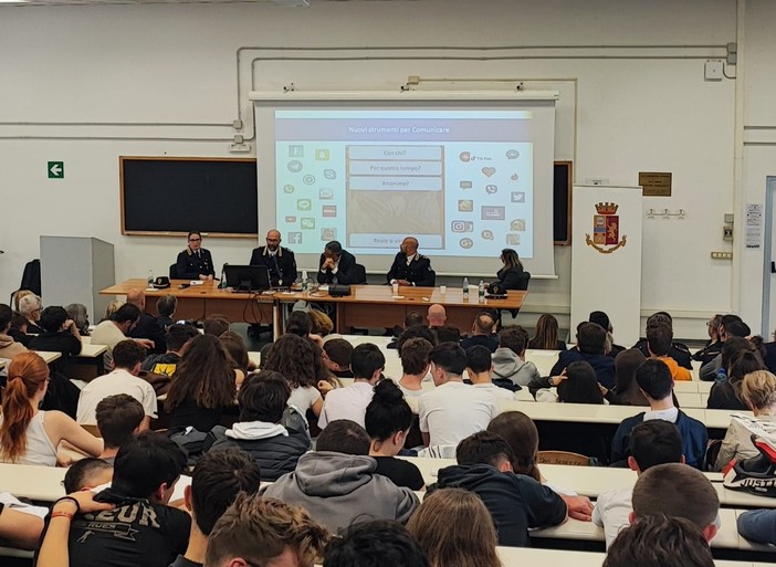 Violenza di genere e cyberbullismo: la Polizia incontra i giovani savonesi al Campus Violenza di genere e cyberbullismo: la Polizia incontra i giovani savonesi al Campus