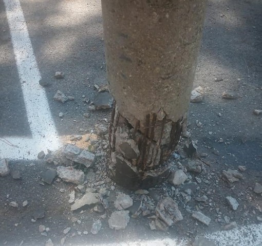 Noli, danneggiato un palo della luce in piazza Battisti. Il comune: "E' stato rimosso, provvederemo al ripristino il prima possibile" Noli, danneggiato un palo della luce in piazza Battisti. Il comune: "E' stato rimosso, provvederemo al ripristino il prima possibile"