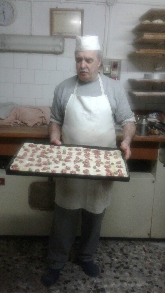 Dopo 50 anni di lavoro e sacrifici va in pensione lo storico panettiere di Mioglia Dopo 50 anni di lavoro e sacrifici va in pensione lo storico panettiere di Mioglia