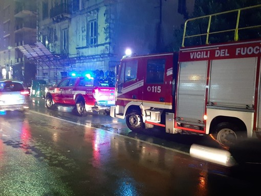 Savona, crollo di un'impalcatura in via Nizza: disagi al traffico, ma fortunatamente nessun ferito (FOTO) Savona, crollo di un'impalcatura in via Nizza: disagi al traffico, ma fortunatamente nessun ferito (FOTO)