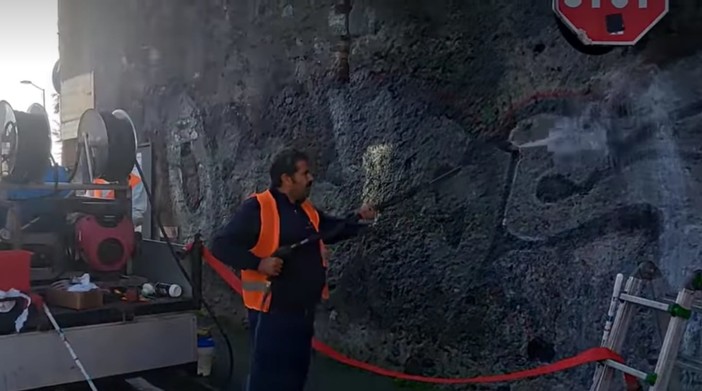 Graffito sulle vecchie mura di Varazze: scattate le operazioni di rimozione Graffito sulle vecchie mura di Varazze: scattate le operazioni di rimozione