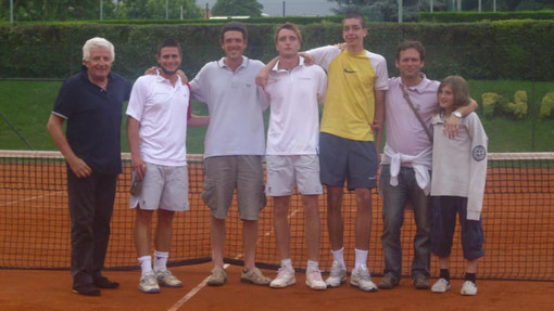 Gazzani, primo a sinistra, durante una trasferta (foto tratta dalla pagina Facebook "Tennisclub Finale") Gazzani, primo a sinistra, durante una trasferta (foto tratta dalla pagina Facebook "Tennisclub Finale")