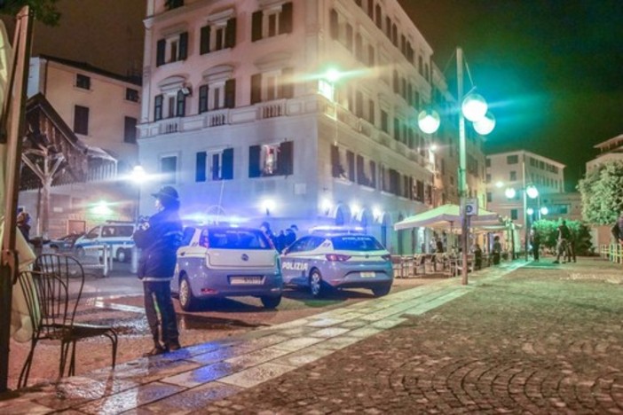 Lite in Darsena a Savona, colpito alla testa viene portato in ospedale
