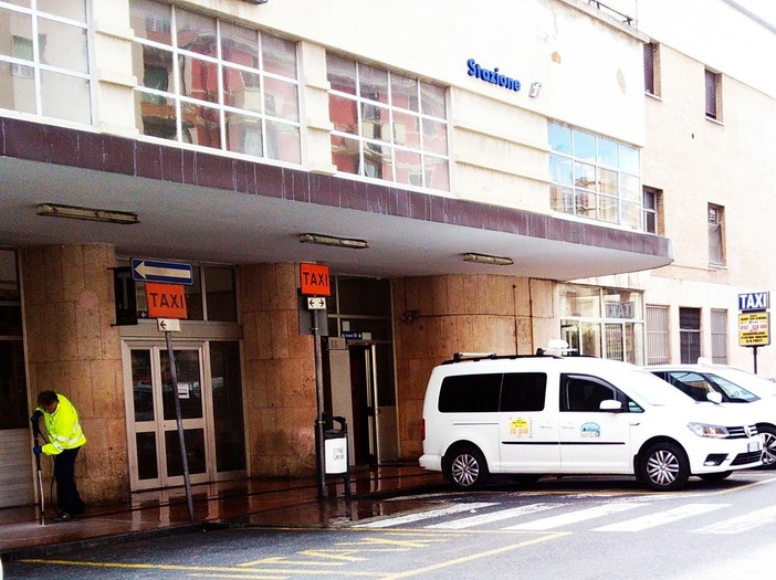 Pulizia e disinfezione nella stazione ferroviaria di Albenga (FOTONEWS) Pulizia e disinfezione nella stazione ferroviaria di Albenga (FOTONEWS)