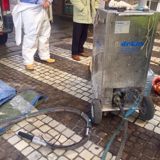 Savona, Ata, prove dei prodotti per la pulizia del centro storico (FOTO e VIDEO)