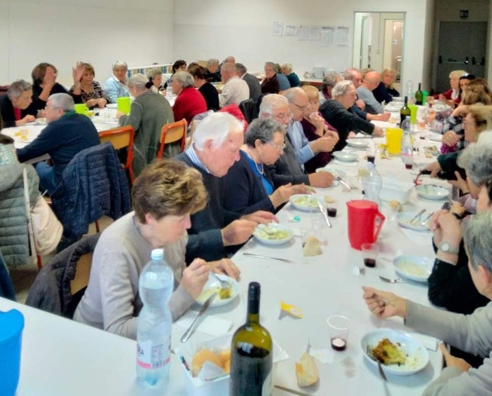 Una festa per le colonne portanti della famiglia, a Stella torna il Pranzo dei Nonni (FOTO)