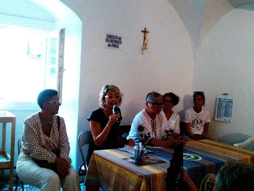 Grande partecipazione di pubblico alla presentazione di Lettere Volanti a Finale Ligure (FOTO e VIDEO)