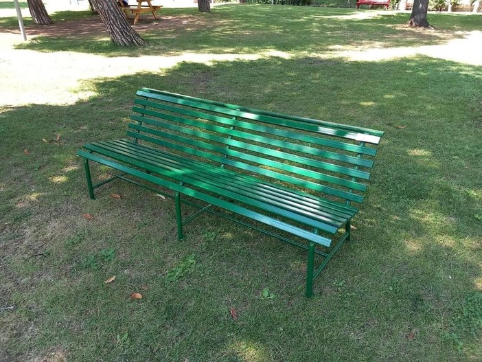 Albisola, 4 nuove panchine ristrutturate grazie al progetto accoglienza ed integrazione (FOTO)
