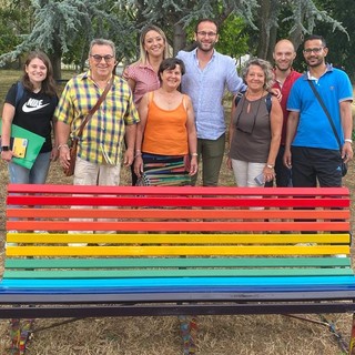 Albisola, inaugurata una panchina arcobaleno nel parco dell'accoglienza (FOTO) Albisola, inaugurata una panchina arcobaleno nel parco dell'accoglienza (FOTO)
