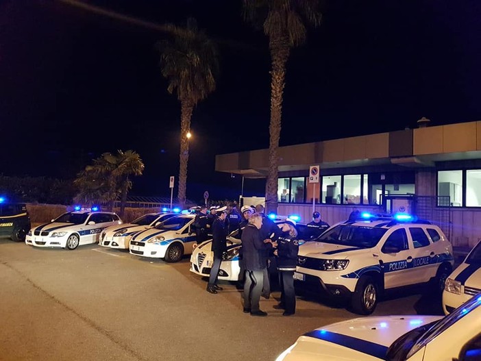 Investe 58enne davanti alla stazione: rintracciata e sequestrata l'auto: donna deferita per lesioni