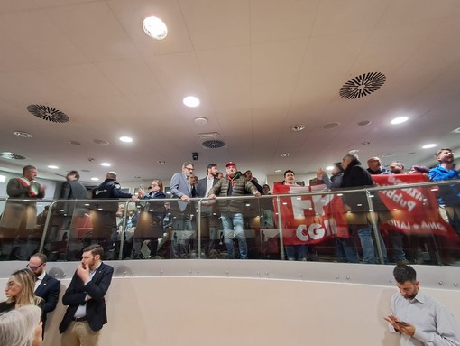 Le proteste durante il consiglio regionale sulla riforma sanitaria Le proteste durante il consiglio regionale sulla riforma sanitaria