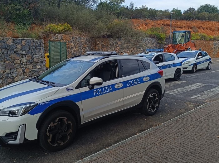 Ceriale, rubano piante di azalea lungo la massicciata ferroviaria: denunciata una coppia Ceriale, rubano piante di azalea lungo la massicciata ferroviaria: denunciata una coppia